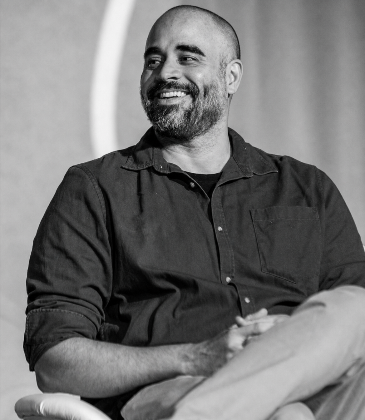 Nathan Matos sorrindo durante um evento literário