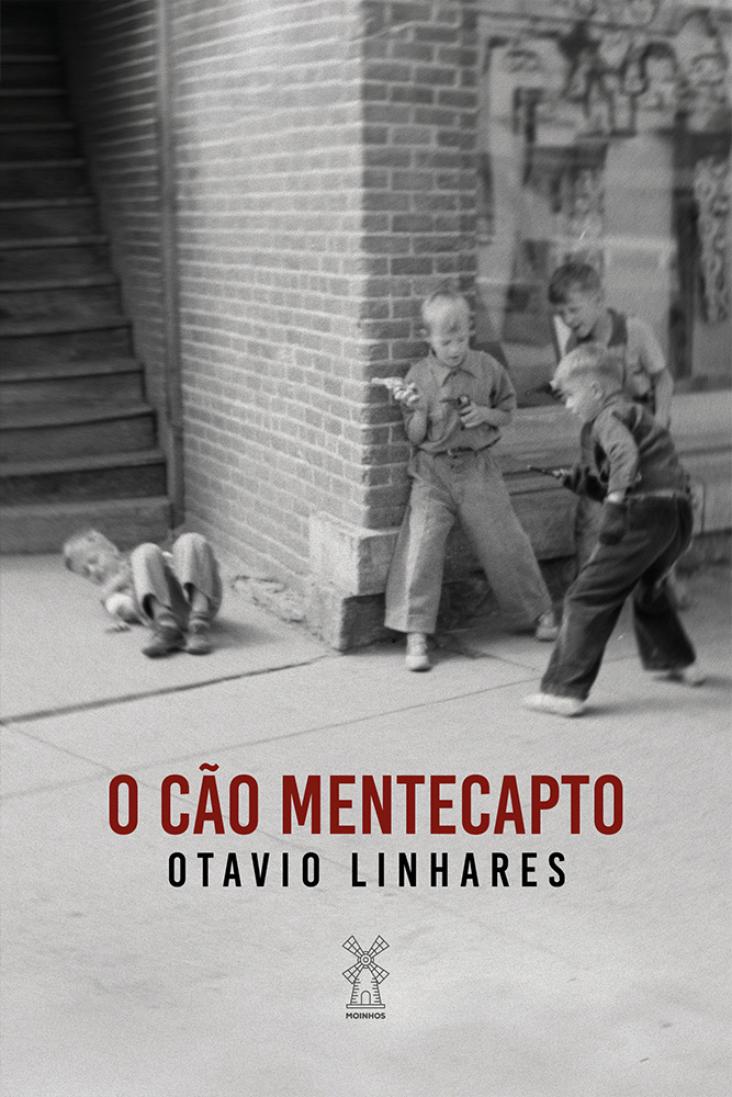 Capa de O cão mentecapto, de Otavio Linhares, com fotografia de crianças em preto e branco e título vermelho.