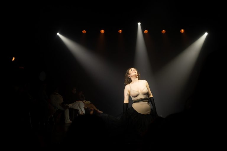 O Ovo e a Galinha leva Ana Hartmann ao Teatro Oficina a partir de conto de Clarice