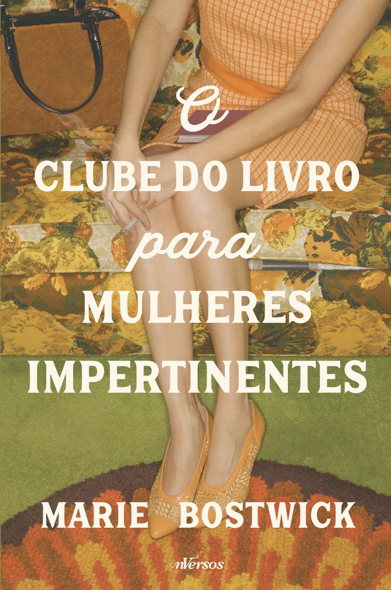 Capa de O Clube do Livro para Mulheres Impertinentes, de Marie Bostwick, com mulheres reunidas e livros