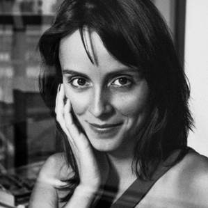 Retrato em preto e branco da escritora Aline Bei